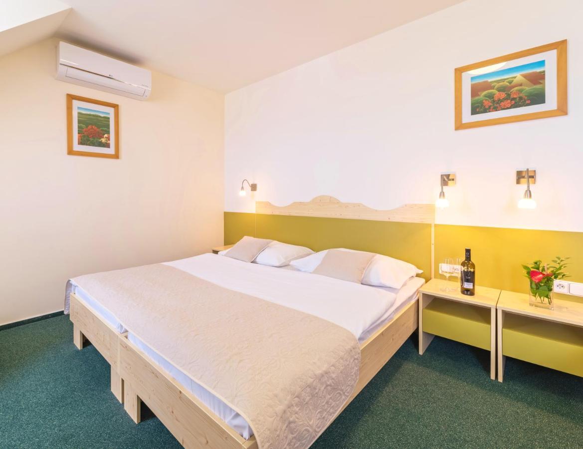 Wellness Hotel Iris Pavlov Luaran gambar
